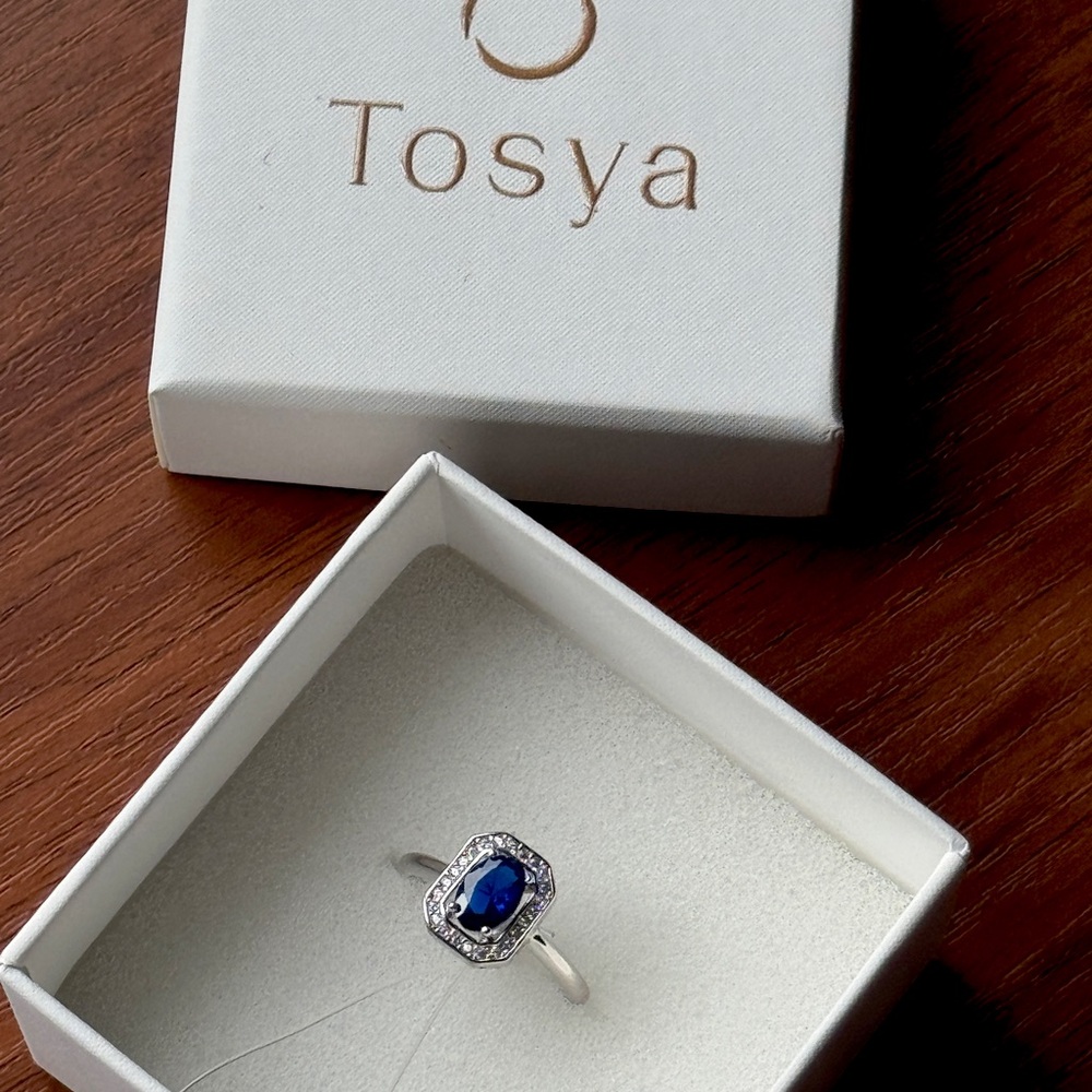 Elegant Silver and Blue Gemstone Ring - Picture 8 of 12